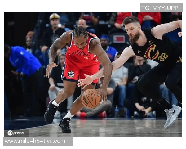 兰德尔带领球队奋勇争先19投12中砍下30分7篮板4助攻1抢断